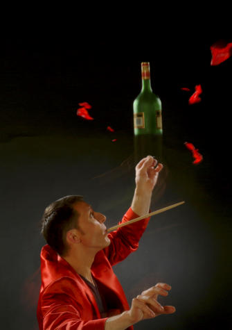 Nicky Viva mit Flasche und Ballon und Knalleffekt