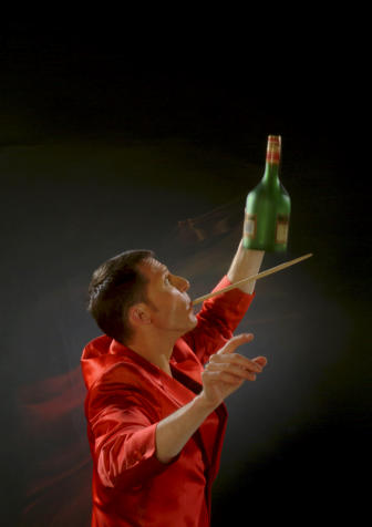 Nicky Viva fngt eine fliegende Flasche auf