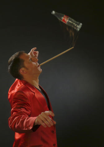 Nicky Viva mit Colaflasche und Salto